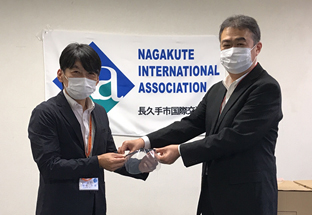 長久手市国際交流協会 事務局長の磯村氏（左）と
当社 総務部長の小池（右）