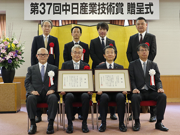 （前列左から）
中部経済産業局 寺村 英信局長、トヨタ紡織 白柳 正義社長、豊田中央研究所 中西 広吉所長、中日新聞社 大島 宇一郎社長
（後列左から）
豊田中央研究所 毛利 誠室長、河田 順平主任研究員、トヨタ紡織 鬼頭 雅征プリンシパルエキスパート、有尾 敏幸副領域長