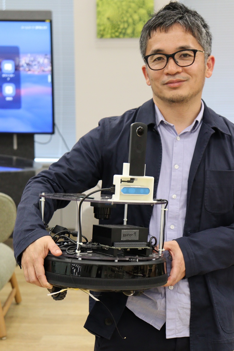 UCバークレー時代にVLAの研究で用いたロボット実機を手に
